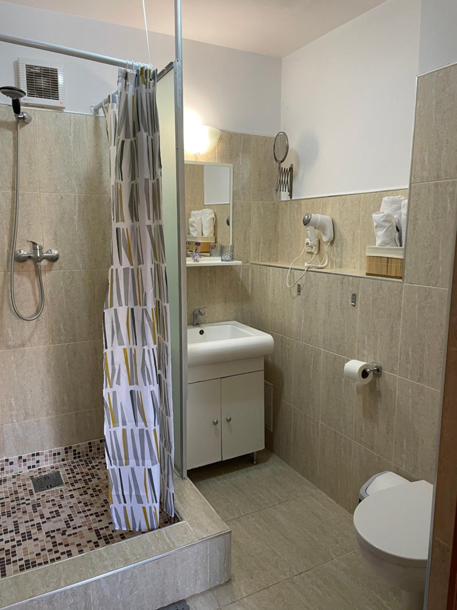 Ferienwohnung La O Barfa Ploieşti Exterior foto